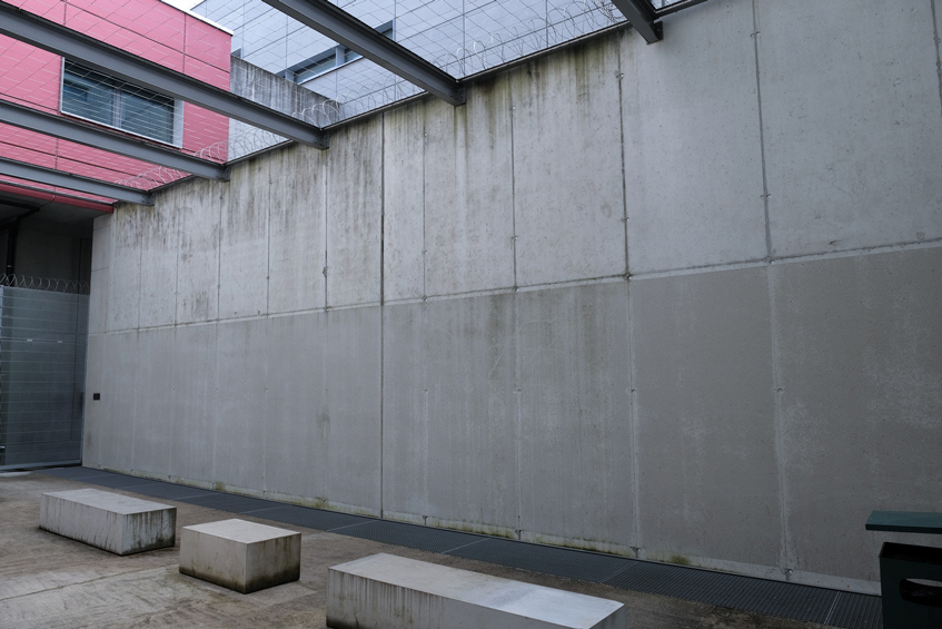mzwei-graffiti-gefangnis-burgdorf-spazierhof-gruen-beton.jpg